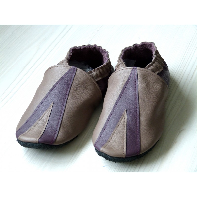 Chaussons en cuir souples - Taupe, Prune Triangle. Antidérapants et résistants Chaussons en cuir souples - Taupe, Prune Triangle. Antidérapants et résistants