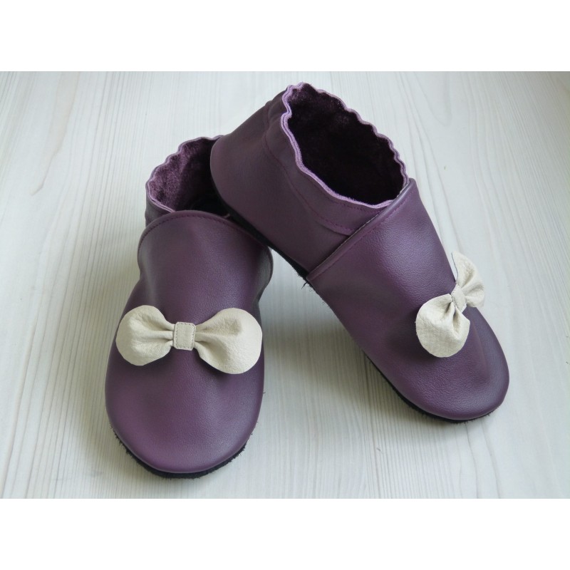 Chaussons en cuir souple - Nœuds prune. Antidérapants et résistants Chaussons en cuir souple - Nœuds prune. Antidérapants et résistants