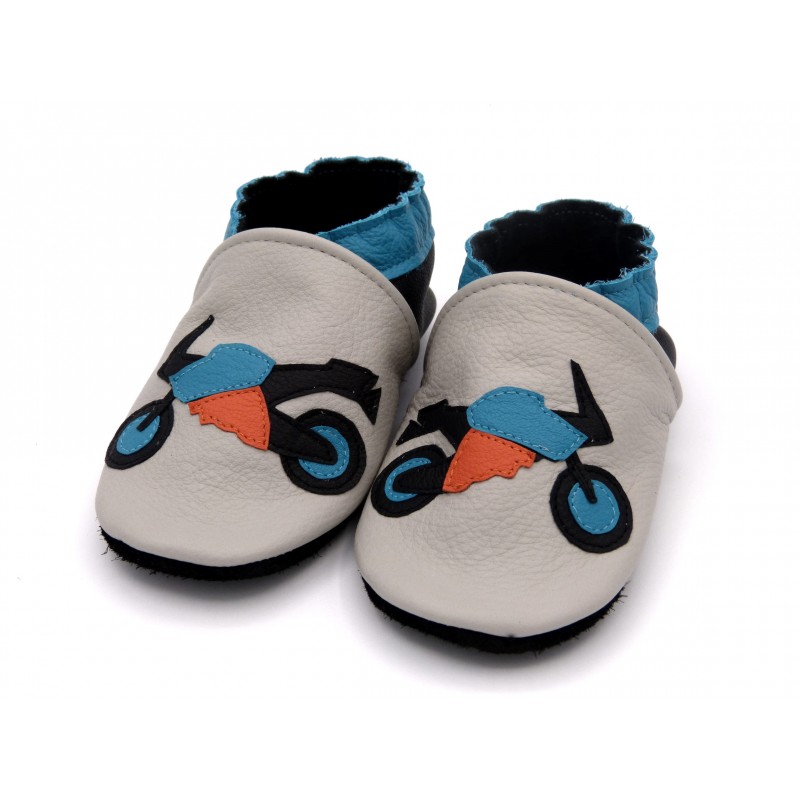 Chaussons en cuir souple - Motos grises. Fait main et unique. Chaussons en cuir souple - Motos grises. Fait main et unique.