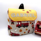 Sac à dos personnalisé - Les Pompiers. Bretelles réglables et prénom en cuir.