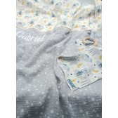 Couverture bébé : Nounours sous la lune gris. Personnalisée