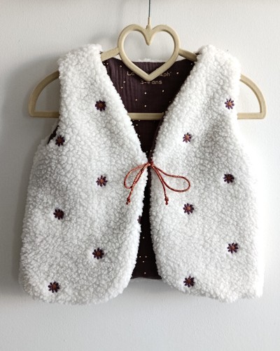 Gilet de berger ivoire fleurs mauves : doux et chaud