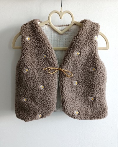Gilet de berger taupe fleurs ivoires : chaud et doux