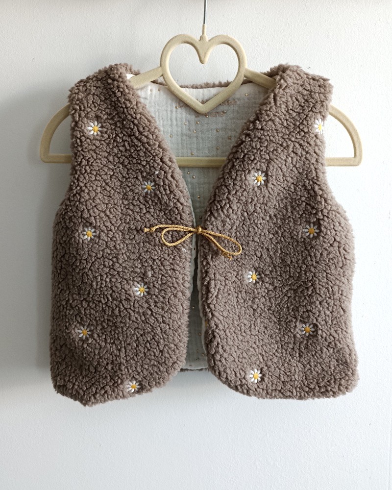 Gilet de berger taupe fleurs ivoires : chaud et doux