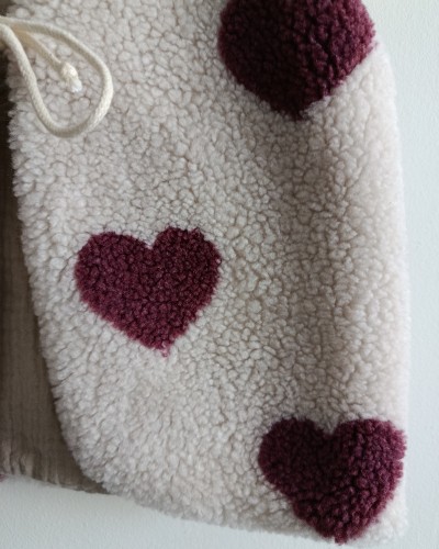 Gilet de berger ivoire à cœur prune: pour bébé et enfant