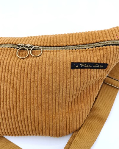 Sac banane - Velours moutarde.  Fermeture 2 curseurs.