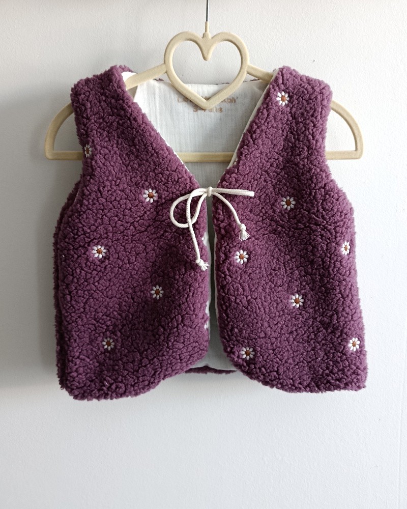 Gilet de berger bois de rose fleurs ivoires : chaud et doux