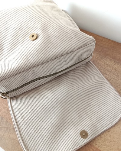 Sac à dos personnalisé - Biche. Fermeture éclair et bouton aimanté