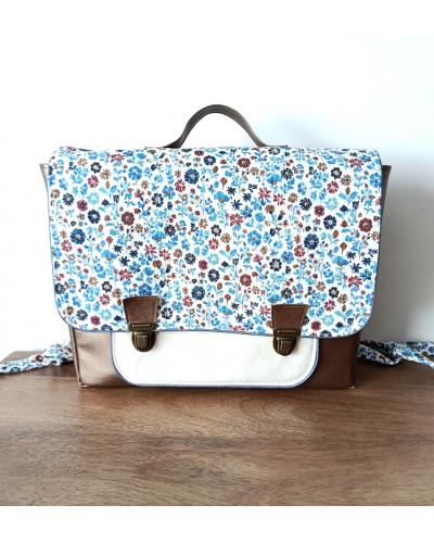 Cartable personnalisé fleurs bleues. Simili cuir et double gaze de coton.
