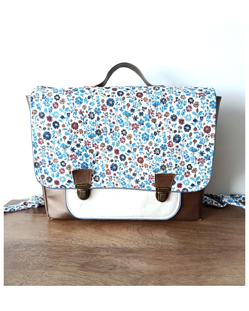 Cartable personnalisé fleurs bleues. Simili cuir et double gaze de coton.