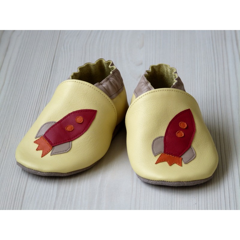 Chaussons en cuir souple - Fusée jaune. Fait main et unique. Chaussons en cuir souple - Fusée jaune. Fait main et unique.