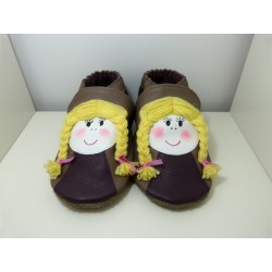 Chaussons en cuir souple -Poupettes taupe. Fait main et unique.