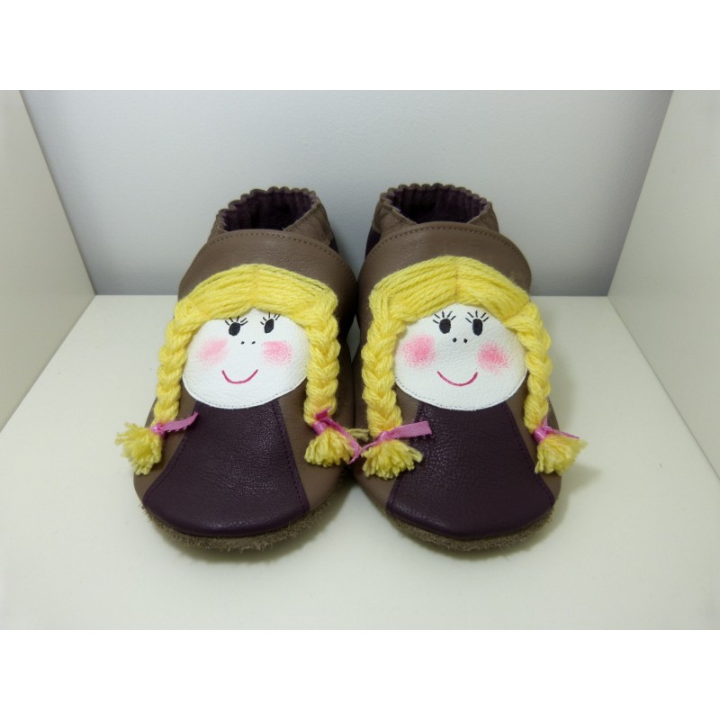 Chaussons en cuir souple -Poupettes taupe. Fait main et unique. Chaussons en cuir souple -Poupettes taupe. Fait main et unique.