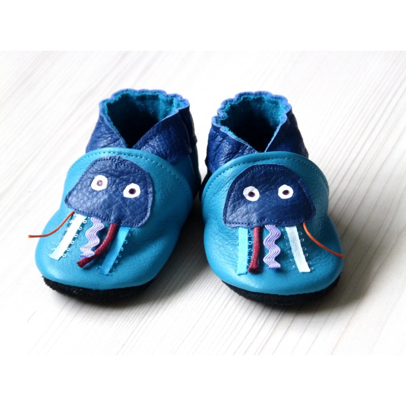 Chaussons en cuir souple - Méduses bleues. Fait main et unique. Chaussons en cuir souple - Méduses bleues. Fait main et unique.